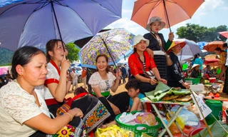 Đặc sắc trò chơi dân gian ở phiên chợ người Mông