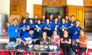 Tuổi trẻ Nghệ An dọn nhà, nấu cơm tặng quà cựu thanh niên xung phong