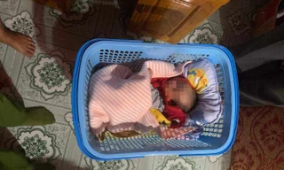Bé trai sơ sinh bỏ rơi trước cổng nhà vợ chồng hiếm muộn
