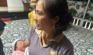 Bé gái sơ sinh bị bỏ rơi trước cổng nhà dân kèm mảnh giấy nhờ nuôi hộ