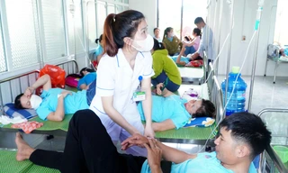 Vụ 71 công nhân ngộ độc tập thể: Kiểm tra bếp ăn, phát hiện 'nhiều tồn tại'