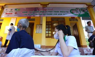 Bệnh viện TP. Vinh, Cty Led Ánh Dương và Báo Tiền Phong khám, phát thuốc miễn phí cho người dân