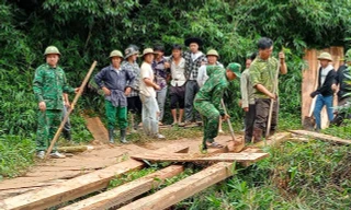 Chiến sĩ quân hàm xanh hỗ trợ người dân dựng lại cầu gỗ bị lũ cuốn