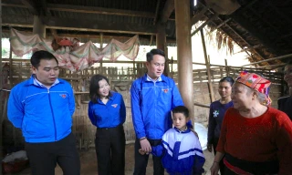 'Ngôi nhà hạnh phúc' đến với cậu bé mồ côi vùng biên viễn