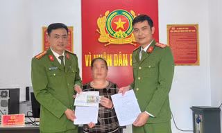 Làm rơi túi tiền vừa vay ở ngân hàng, người phụ nữ bật khóc khi được nhận lại