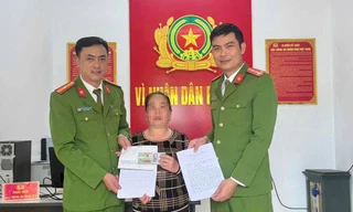 Làm rơi túi tiền vừa vay ở ngân hàng, người phụ nữ bật khóc khi được nhận lại