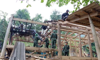 Bộ đội giúp người dân tháo dỡ nhà ra khỏi vùng sạt lở