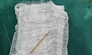 Ngậm tăm dài 5cm nằm xem ti vi rồi ngủ quên, nuốt luôn vào dạ dày