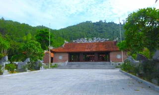 Phát hiện gạch cổ quý hiếm hơn 600 năm trong ngôi đền Vua Hồ