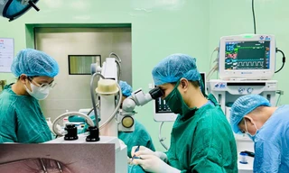 Bé trai 9 tháng tuổi bị ngòi bút chì đâm thủng nhãn cầu mắt