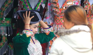 Thiếu nữ thôn bản đi chợ chi hơn 4 triệu mua bộ váy áo diện Tết 