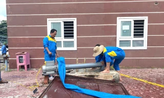 Vụ hàng chục người ngộ độc ở chung cư: Súc rửa bể ngầm, cấp nước mới cho dân 