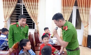 Mượn hội trường ủy ban, Phó Trưởng Công an xã mở lớp dạy tiếng Anh miễn phí