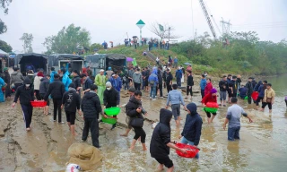 Hàng trăm phật tử và người dân phóng sinh 10 tấn cá xuống sông