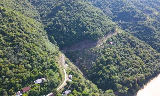 Đường trăm tỉ đầu tư dở dang, dân phải 'bỏ' đường bộ để đi thuyền