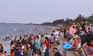 Chen chân tắm biển Cửa Lò