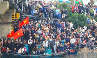 Kịch tính cuộc đua thuyền rồng ở Lễ hội Đền Cờn