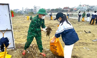 Chiến sĩ bộ đội biên phòng cùng đoàn viên thanh niên làm sạch bãi biển