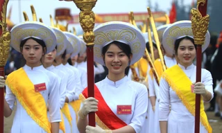 Mê đắm 23 thiếu nữ xinh đẹp tay cầm bảo kiếm dẫn đoàn rước kiệu ở đền thiêng xứ Nghệ