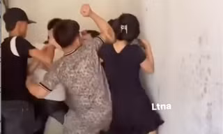 Xôn xao clip thanh niên đến nhà bạn gái chơi bị trai làng vây đánh