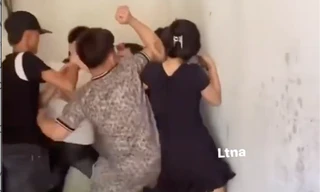 Xôn xao clip thanh niên đến nhà bạn gái chơi bị trai làng vây đánh