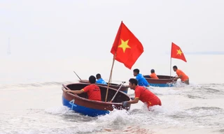 Xem lướt sóng đua thuyền mủng trên biển Cửa Lò