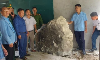 Nhiều tảng đá lớn trên núi lăn xuống đè trúng nhà dân