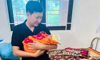 Bé sơ sinh còn nguyên dây rốn bị bỏ ở ghế đá phòng khám tư