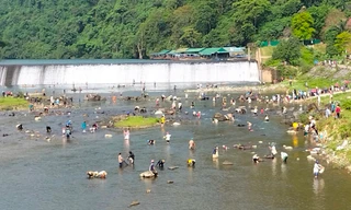 Cả nghìn người mang chài lưới ra sông thi bắt cá