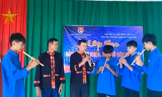 Dạy học sinh, đoàn viên đánh cồng chiêng, thổi kèn lá để bảo tồn văn hóa