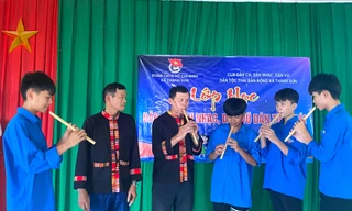 Dạy học sinh, đoàn viên đánh cồng chiêng, thổi kèn lá để bảo tồn văn hóa