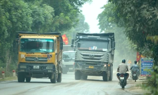 Xe tải chở vật liệu nối đuôi chạy rần rần, người dân kêu trời vì bụi