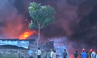 Cháy xưởng mua bán phế liệu, cột khói đen cao hàng chục mét