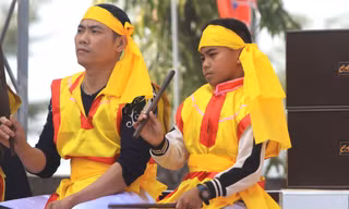 Cậu bé 9 tuổi đánh trống tế ở hội thi Đền Cả