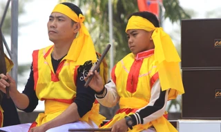 Cậu bé 9 tuổi đánh trống tế ở hội thi Đền Cả