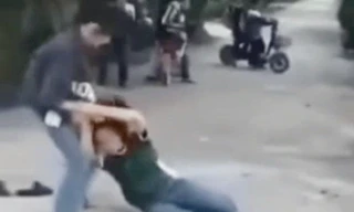 Mâu thuẫn chuyện cá cược bóng đá, 2 nữ sinh lao vào đánh nhau