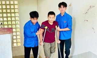 Thanh niên nấu cơm miễn phí, dìu thí sinh gãy chân vào phòng thi