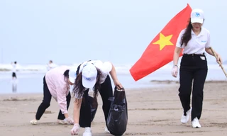 Hàng nghìn người chung tay làm sạch phố biển Cửa Lò