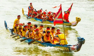 Kịch tính màn đua thuyền trong lễ hội ở huyện biên giới xứ Nghệ