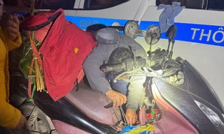 Cảnh sát hút xăng từ xe tuần tra giúp người phụ nữ gặp sự cố trên đường lúc 2h sáng