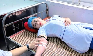 5 nhân viên y tế hiến máu cứu 2 bệnh nhân qua cơn nguy kịch