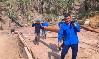 Thanh niên góp sức dựng nhà cho hộ nghèo 