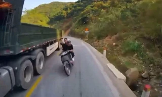 Khoảnh khắc xe máy đối đầu xe bồn khiến hai thanh niên tử vong