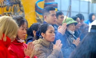 Cúng vàng thỏi, ngựa giấy ngày vía Thần Tài ở ngôi đền nổi tiếng linh thiêng