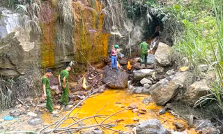 Nước suối ở thủ phủ khoáng sản đục ngầu khiến cá chết hàng loạt