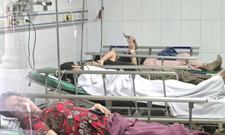 Hàng chục công nhân nhà máy may nhập viện cấp cứu sau bữa ăn trưa