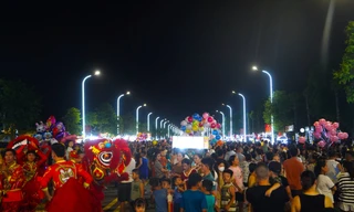 Hàng nghìn người đổ về Cửa Lò tham gia phố đêm Nguyễn Huệ