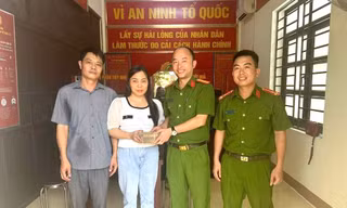Người phụ nữ hạnh phúc khi nhận lại 400 triệu đồng chuyển nhầm cho người khác