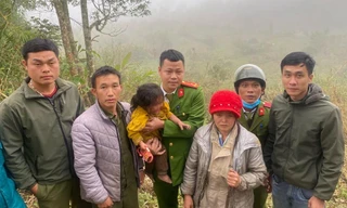 Lời kể của Thượng úy công an xã tìm thấy bé 2 tuổi bị lạc 31 giờ trong rừng