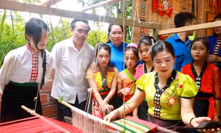 Bạn trẻ Nghệ An trải nghiệm trò chơi dân gian, nấu cơm lam, làm bánh đặc sản